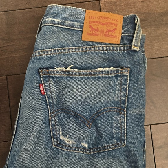 LEVI’S Mid-Rise Distressed Wedgies - Picture 6 of 8